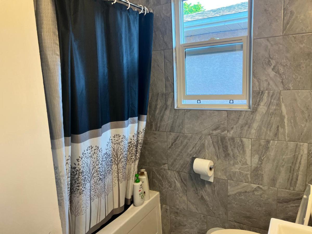 Spacious With Tv, Wi-fi, Netflix, Parking Homestay Edmonton
